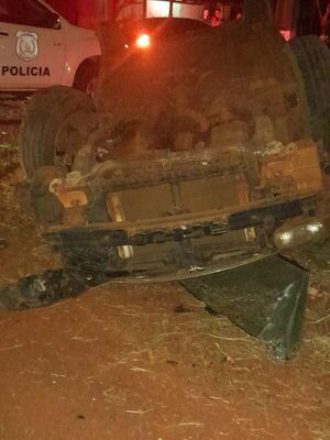 Hombre muere tras violento choque y vuelco de vehículo en Minga Guazú