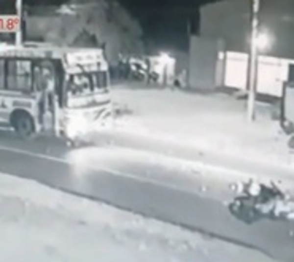 Motociclista muere tras colisionar frontalmente contra colectivo - Paraguay.com