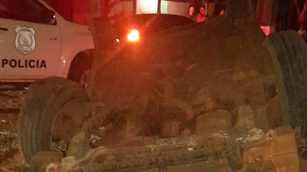 Automovilista muere tras embestir árbol y volcar | Noticias Paraguay