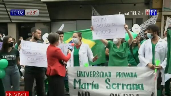 Alumnos de facultad clausurada se manifiestan frente al Cones