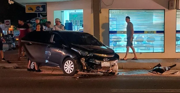 Vehículo chocó contra una columna en Coronel Oviedo - Noticiero Paraguay