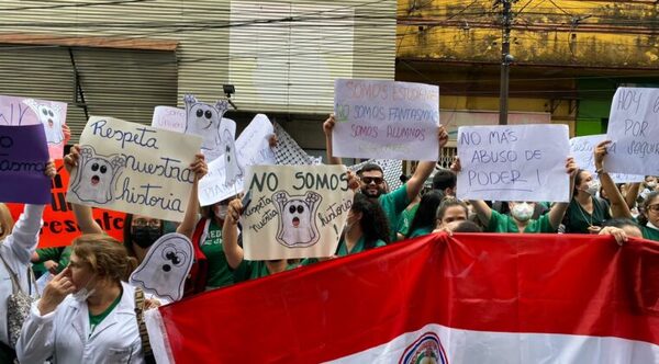 Alumnos y docentes protestan frente al CONES tras clausura de carreras en María Serrana