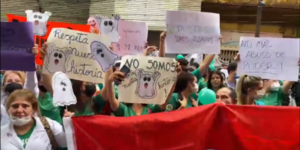 Alumnos y docentes protestan frente al CONES tras clausura de carreras en María Serrana | OnLivePy