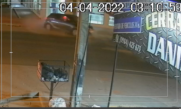Vídeo: Adelantamiento indebido y choque contra columna en Coronel Oviedo - OviedoPress