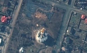 Impactante foto satelital muestra la fosa común de víctimas civiles de bombardeos rusos en Bucha
