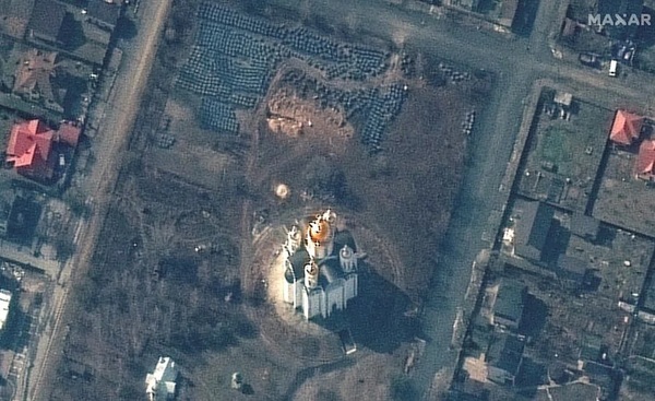 Impactante foto satelital muestra la fosa común de víctimas civiles de bombardeos rusos en Bucha