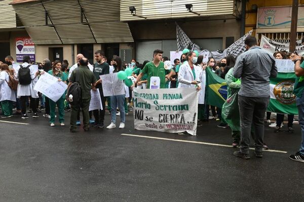 Estudiantes de Medicina protestaron frente al CONES y piden rehabilitación de carrera de medicina - Nacionales - ABC Color