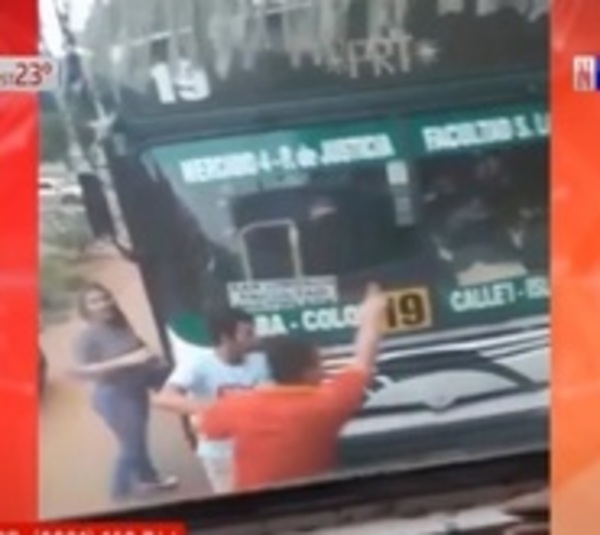 Carrera entre conductores de bus termina en pelea en San Lorenzo - Paraguay.com