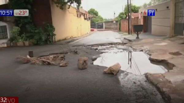 Auto cae en un profundo bache de Lambaré