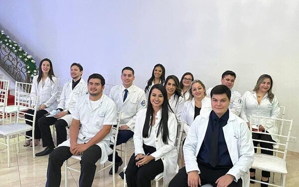 Médicos culminan sus Residencias Médicas en el HRCDE en cinco especialidades