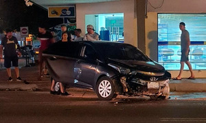 ¿De quién es el coche que impactó contra una columna después de un adelantamiento indebido? - OviedoPress