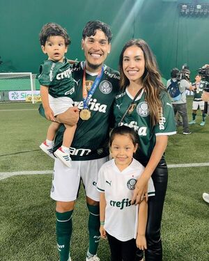 La emoción de Gustavo Gómez al ingresar con sus hijos al Allianz Parque - Gente - ABC Color