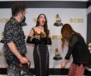 Olivia Rodrigo rompió uno de sus tres Grammy