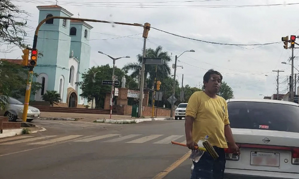 Ya son 40 los limpiavidrios en las calles de Coronel Oviedo - OviedoPress