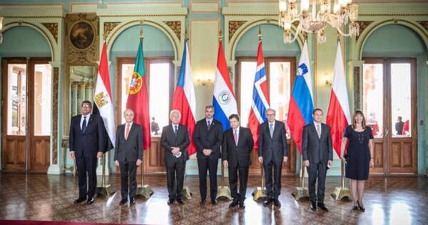 La Nación / Abdo Benítez recibe cartas credenciales de siete nuevos representantes diplomáticos