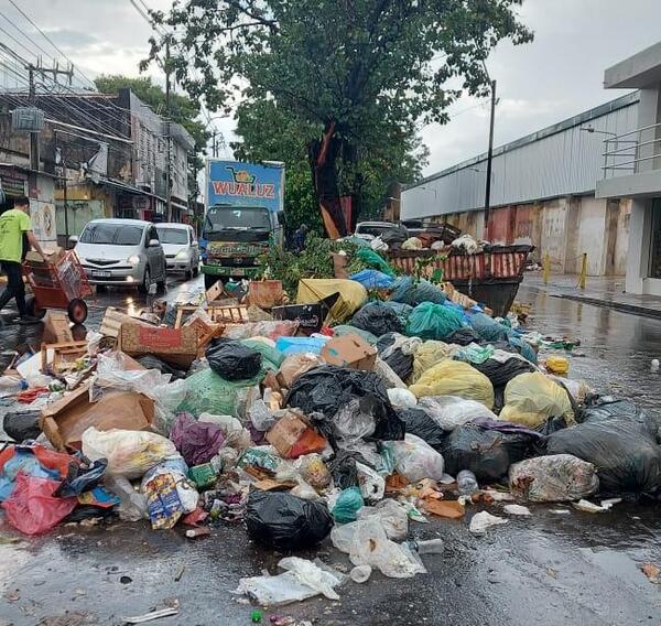 Drogadictos y otros convierten céntrica avenida en vertedero - San Lorenzo Hoy