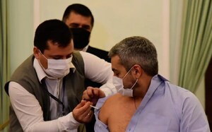 Salud lanza campaña contra la influenza y aplica primera vacuna a Mario Abdo