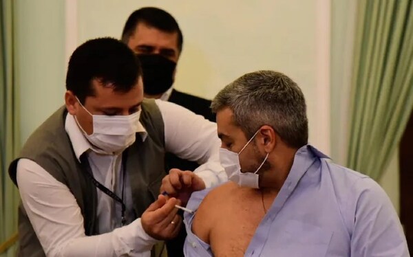 Salud lanza campaña contra la influenza y aplica primera vacuna a Mario Abdo