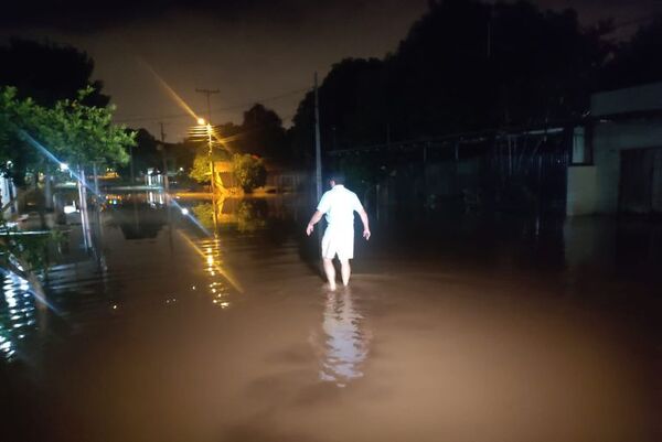 San Lorenzo: barrio queda “bajo agua” tras intensas lluvias - Nacionales - ABC Color