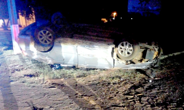 Hombre muere tras chocar violentamente contra árbol y volcar con su vehículo - La Clave
