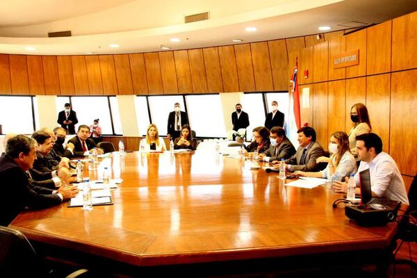 Comisión de Diputados se reúne hoy con el canciller y gremios de RR.EE. para discutir cambios en la ley diplomática - Nacionales - ABC Color