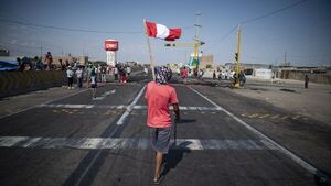 Gobierno de Perú impone toque de queda en Lima tras protestas