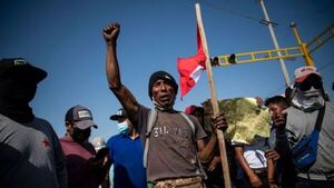 Gobierno de Perú decretó toque de queda en Lima y Callao ante bloqueos de rutas y protestas