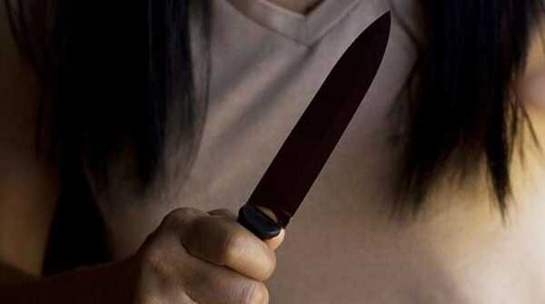 Mujeres con cuchillo en mano asaltaron a una joven en Coronel Oviedo - Noticiero Paraguay