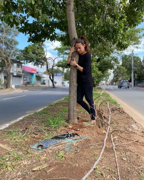 El abrazo de Valeria Friedmann al árbol que le salvó la vida - Gente - ABC Color