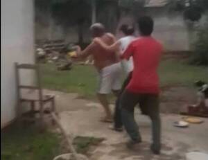 Crónica / [Video] Salvajada: mató a golpes de azada a un firulais