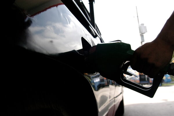El Congreso de El Salvador congela los precios de los combustibles - MarketData