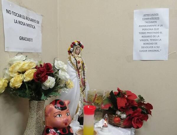 Crónica / Tomaron “prestado” el rosario de la Rosa Mística en Diputados