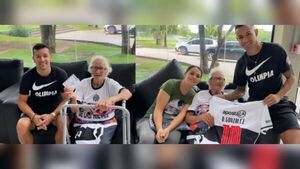 Abue olimpista visitó y llevó chipa a jugadores franjeados antes del partido