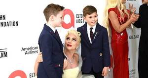 La Nación / Madrina orgullosa: Lady Gaga y los hijos de Elton John en la gala de EJAF