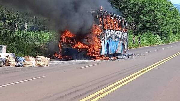 Un ómnibus se quemó por completo en pleno viaje - Noticiero Paraguay