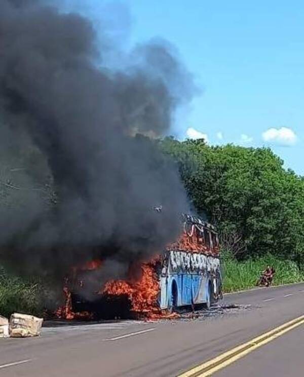 Crónica / ¡Okaipaité! Chofer pidió a pasajeros que rajen apenas vió el humo