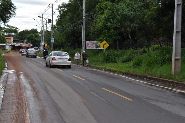 Peatones arriesgan su vida en la transitada avenida Pratt Gill de Ñemby ante la falta de veredas - Nacionales - ABC Color