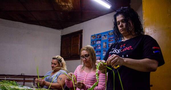La Nación / Internas del Buen Pastor elaboran rosarios, pindó y chipa para Semana Santa