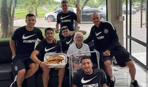 Crónica / ¡Doña De las Nieves trajo su chipa a los jugadores de la "O"!