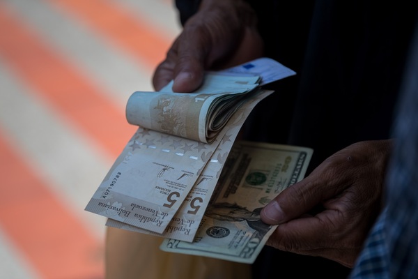 ONG: el alza salarial de 771 % a los docentes superiores venezolanos es insuficiente - MarketData