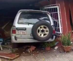 Crónica / (VIDEO) Camioneta entró a una casa y arrastró a doña que estaba durmiendo