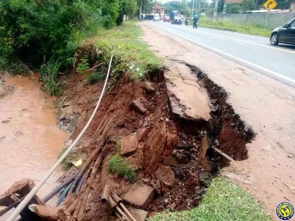 Desmoronamiento del arroyo Itá Cajón genera peligro en la ruta Luque - Areguá •