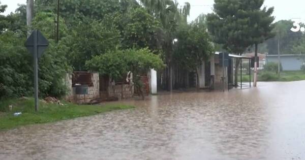 La Nación / San Lorenzo: vecinos se inundan con cada lluvia y están cansados de pedir auxilio a la comuna