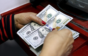 El peso colombiano recupera terreno frente al dólar después de tocar techo - MarketData