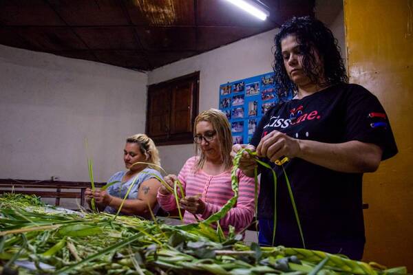 Internas del Buen Pastor elaboran rosarios, pindó y chipa para Semana Santa