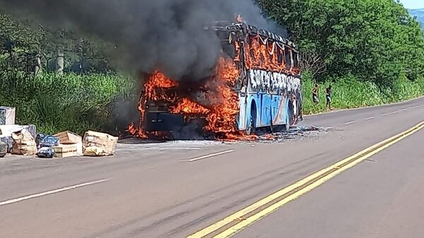 Ómnibus ardió totalmente en llamas en Itapopó - Radio Imperio