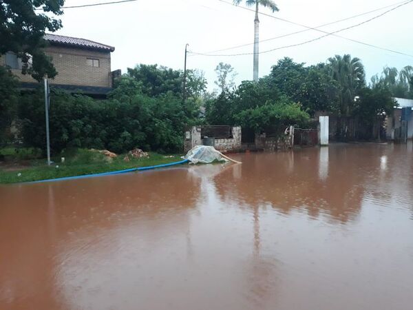 Vecinos del barrio Mitã'i de San Lorenzo esperan que municipio les ayude a solucionar constante inundación - Nacionales - ABC Color