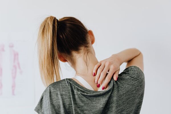 Alivia el dolor de cuello con estos remedios naturales