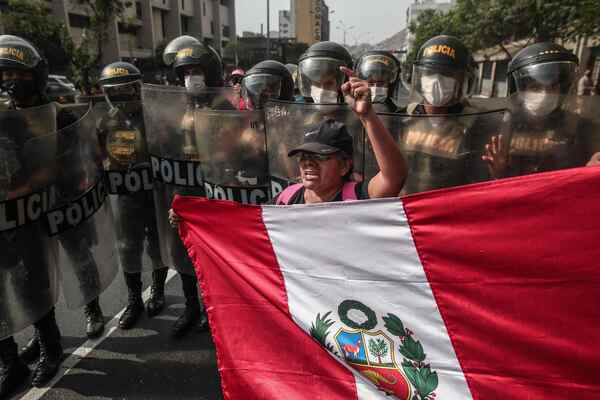 Miles de peruanos desafían el toque de queda para pedir la renuncia de Castillo - MarketData
