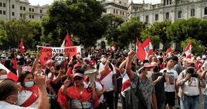 Ante masivas protestas, presidente de Perú dejó sin efecto el toque de queda
